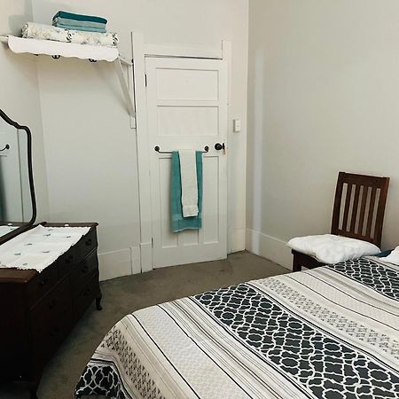 Hostel Wayne'S World Westport Zewnętrze zdjęcie